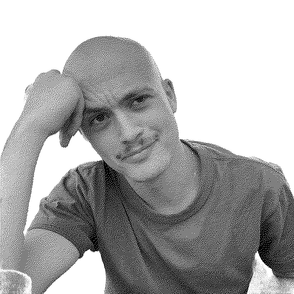 Axel Nell lutar huvudet mot handen.